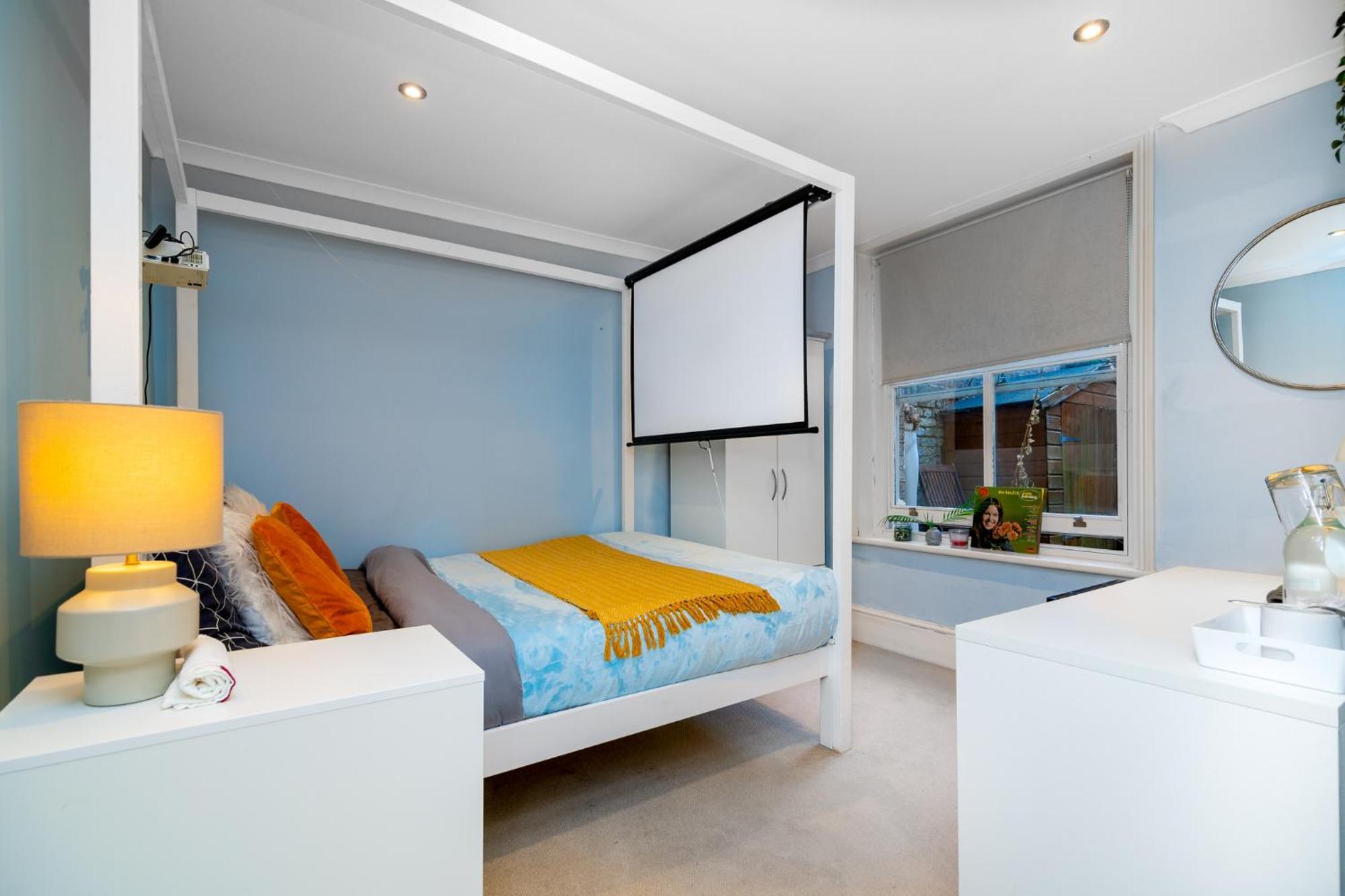 Double Room W/Projector & Garden Hot Tub Лондон Экстерьер фото